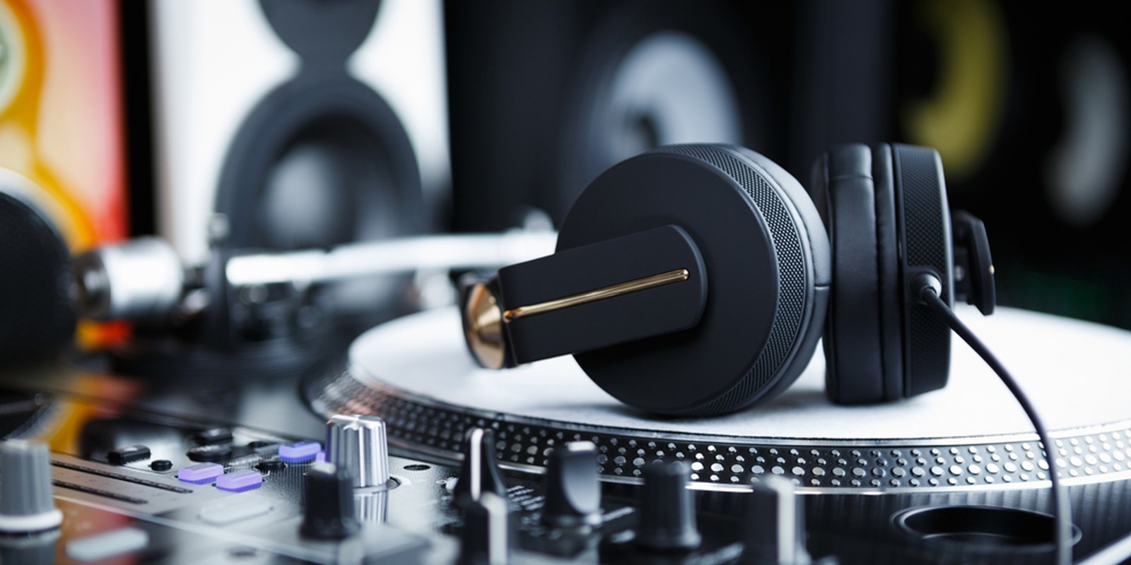 DJ Equipment mit Turntable und Kopfhörer