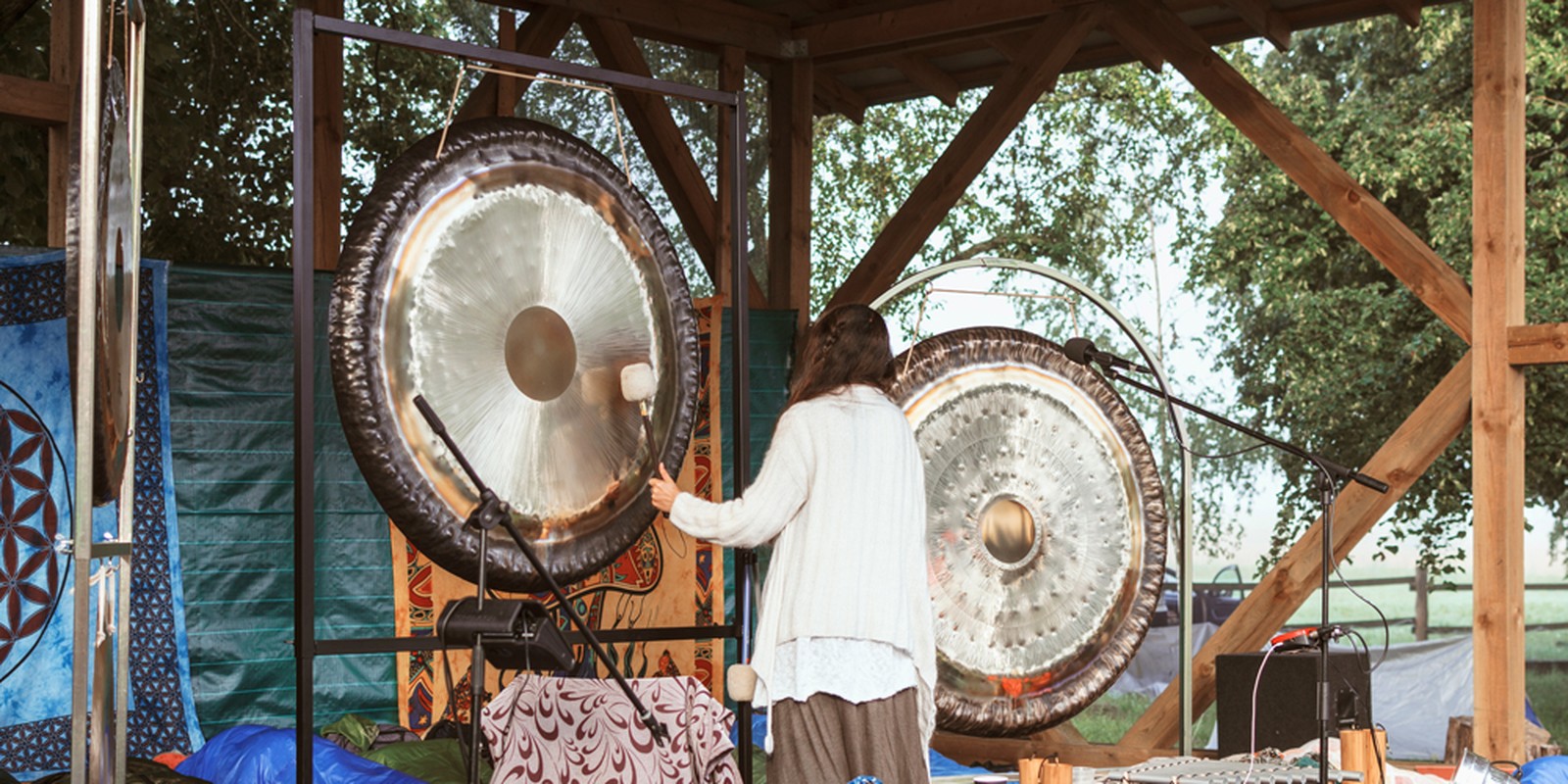 Mehrere große Gongs auf einer Bühne