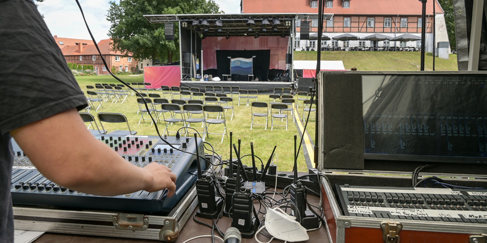 Überdachtes Mischpult bei einer Open-Air-Veranstaltung
