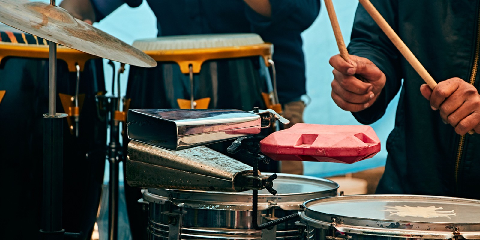 Percussioninstrumente mit Halterungen