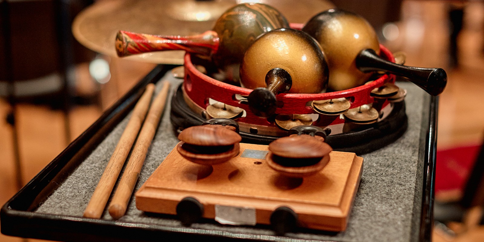 Ablagetisch mit Percussion-Instrumenten