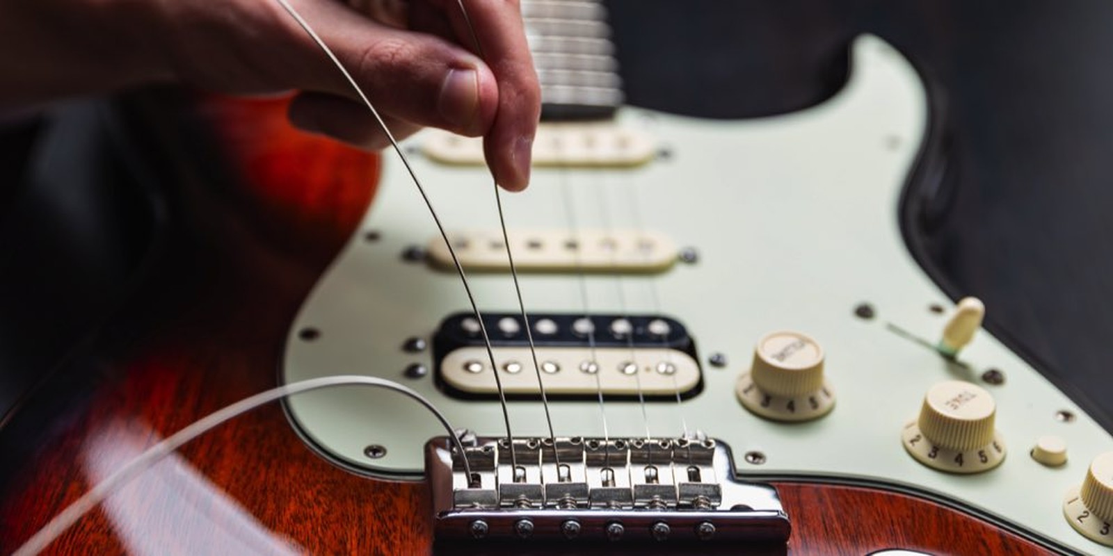 Saiten aufziehen E-Gitarre