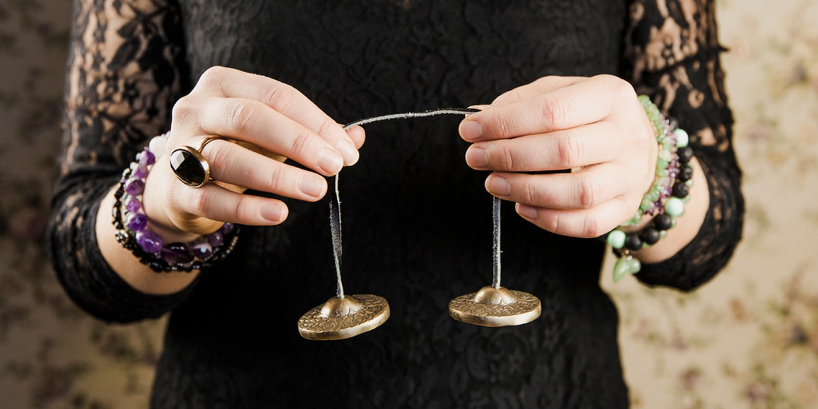 Frau hält zwei Zimbeln in der Hand