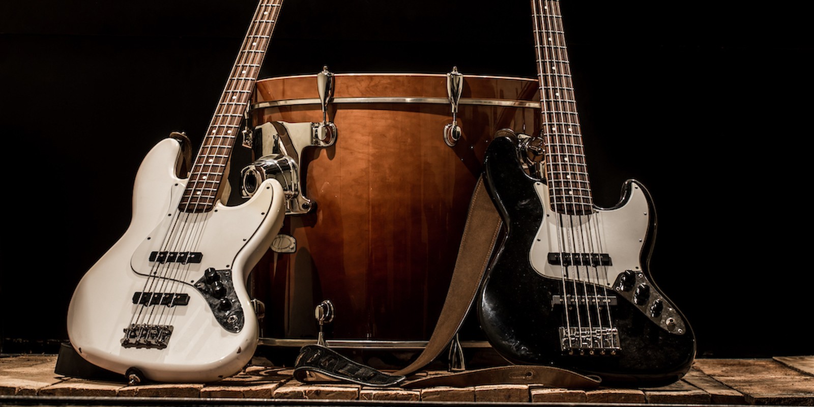 Jazz-Bässe schwarz und weiß vor Bassdrum
