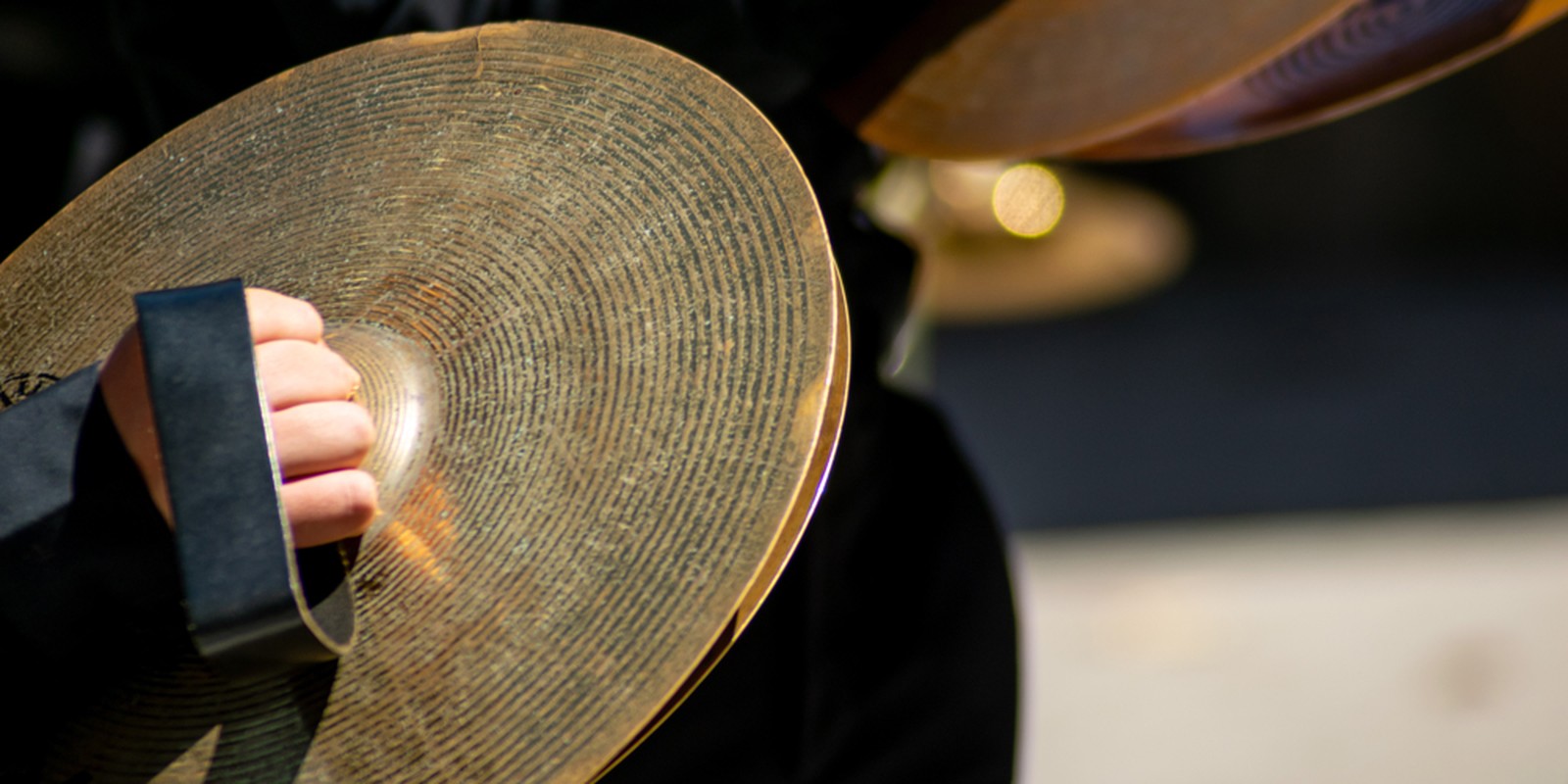 Orchesterbecken mit Lederriemen