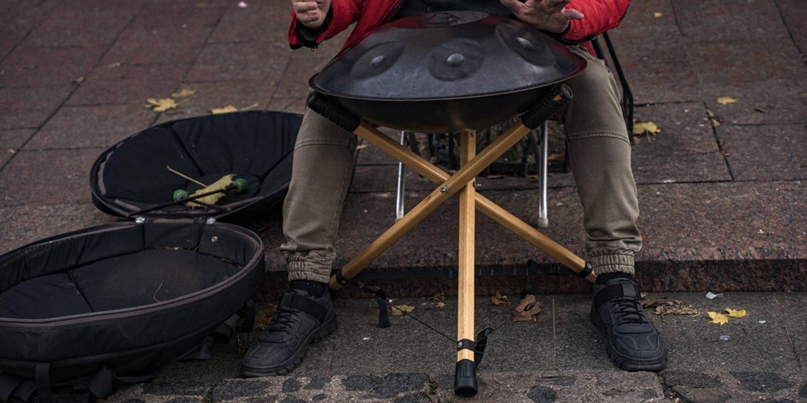 Handpan mit Ständer