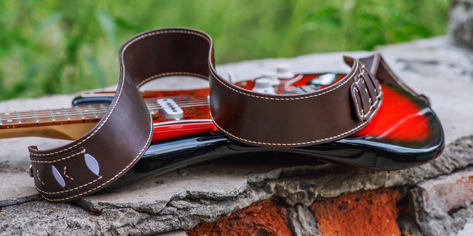 E-Gitarre mit Ledergurt