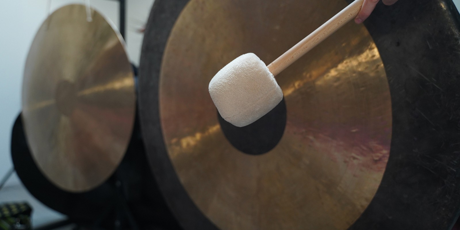 Verschiedene Gongs mit Schlägel