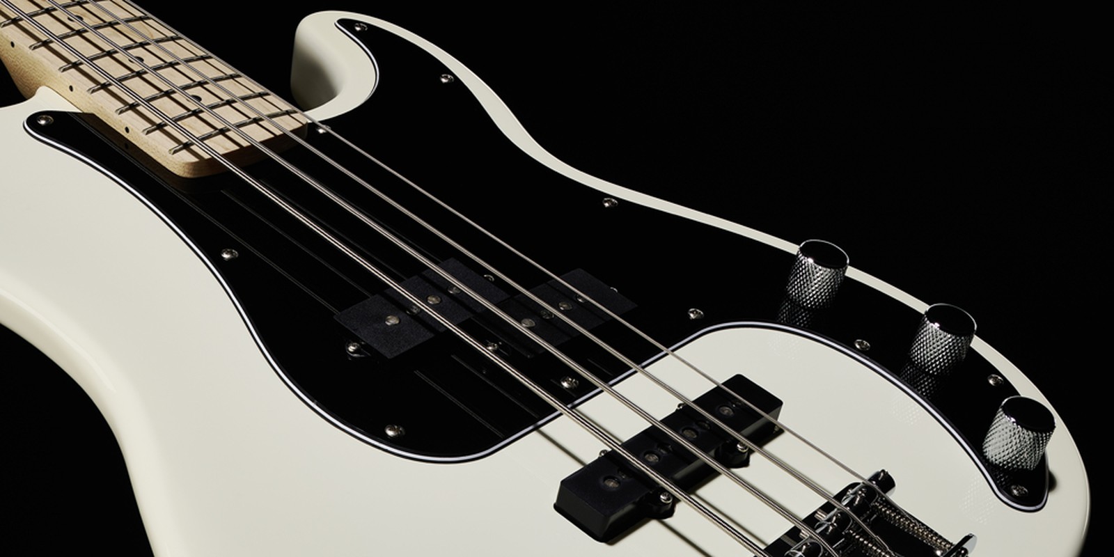 Weißer E-Bass im P-Style