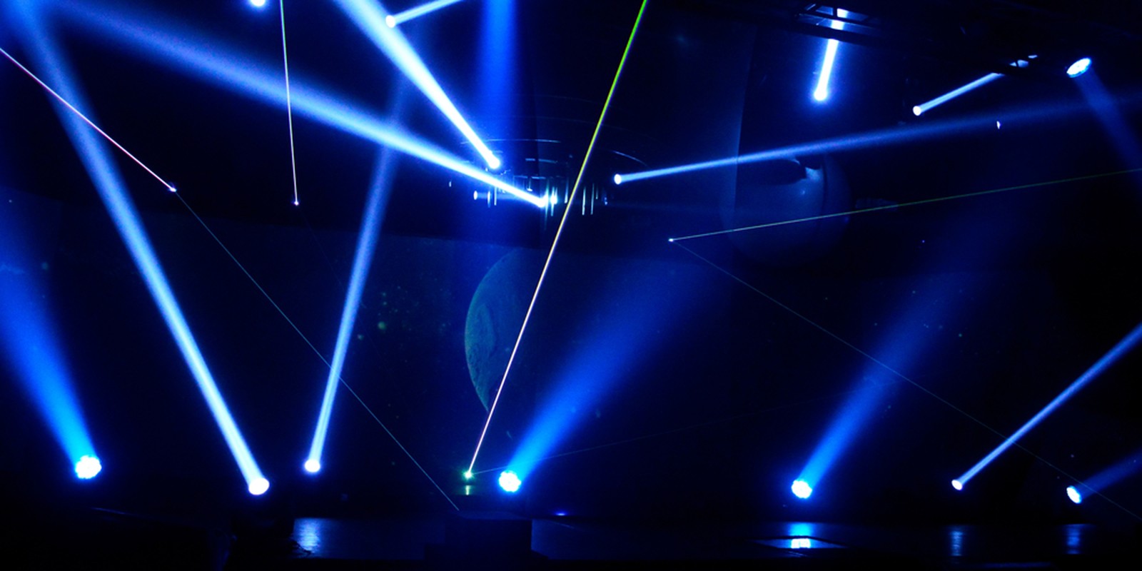 Laserstrahlen auf einer Bühne