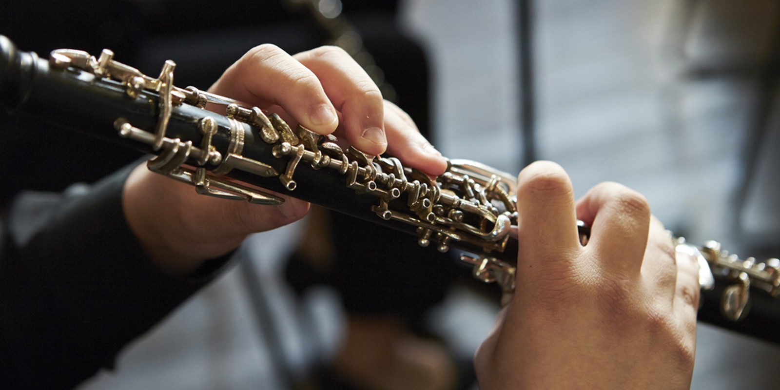 Person spielt eine Oboe