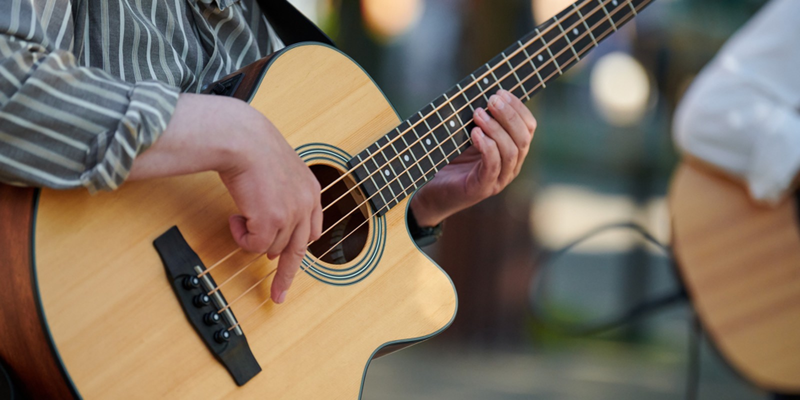 Mann spielt viersaitigen Akustikbass