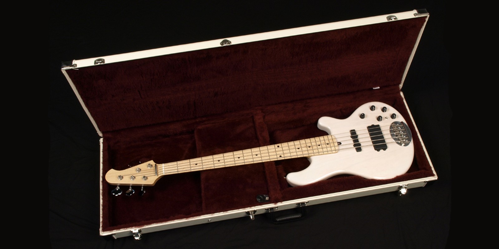 E-Bass im geöffnetem Koffer