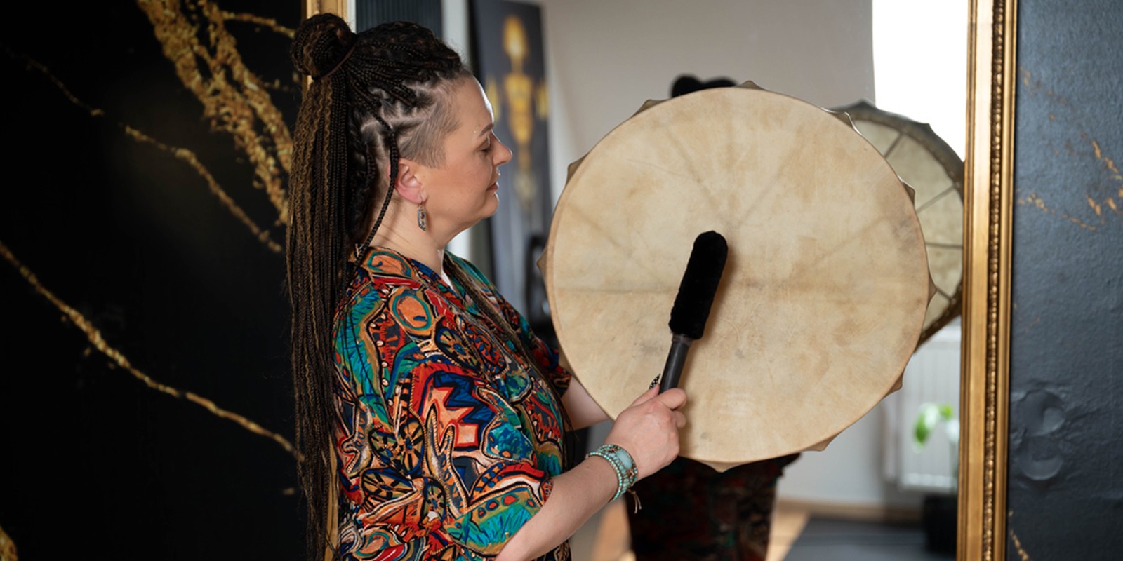 Frau spielt eine traditionelle Handtrommel