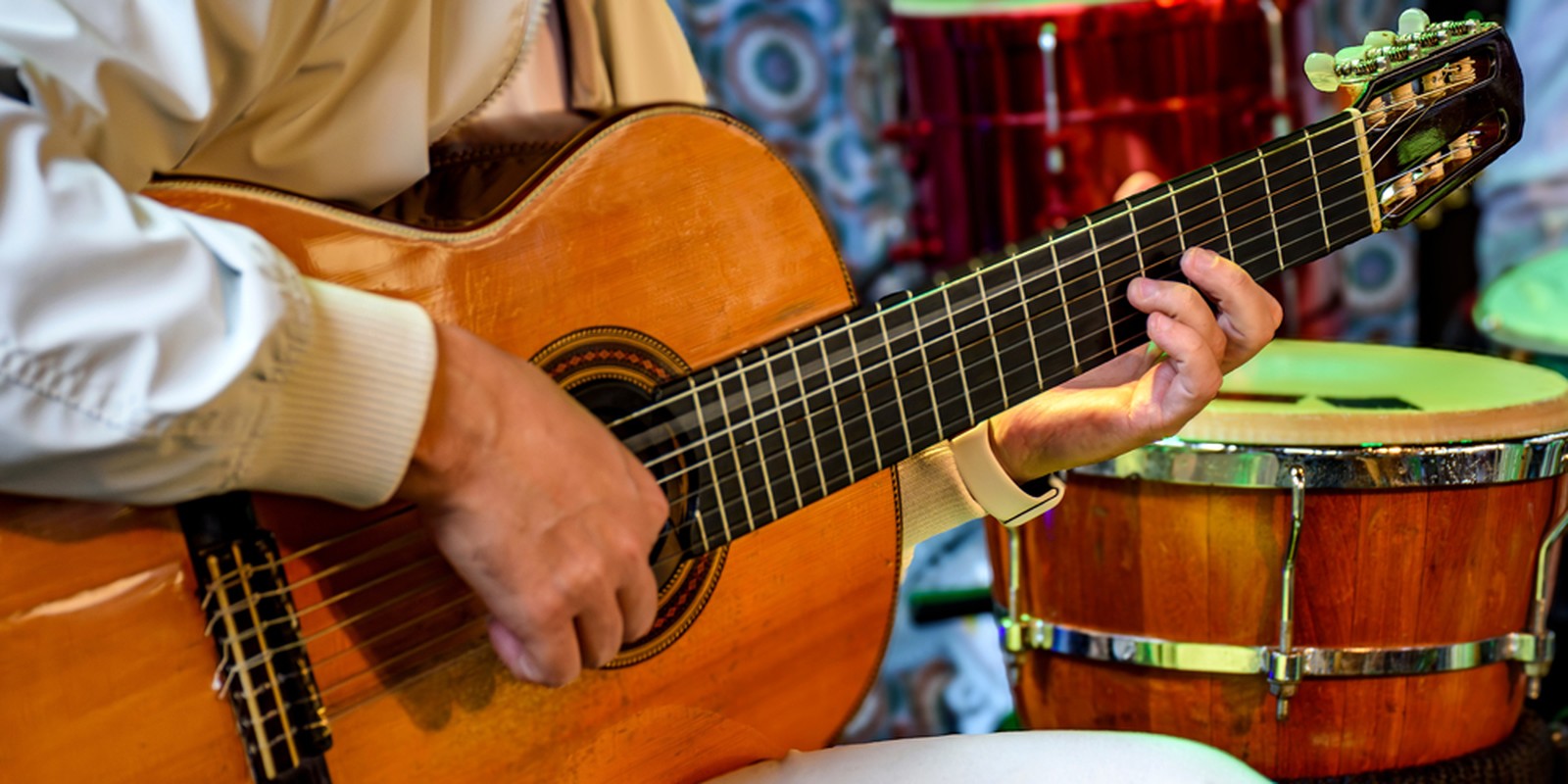Saiten auf einer Akustikgitarre