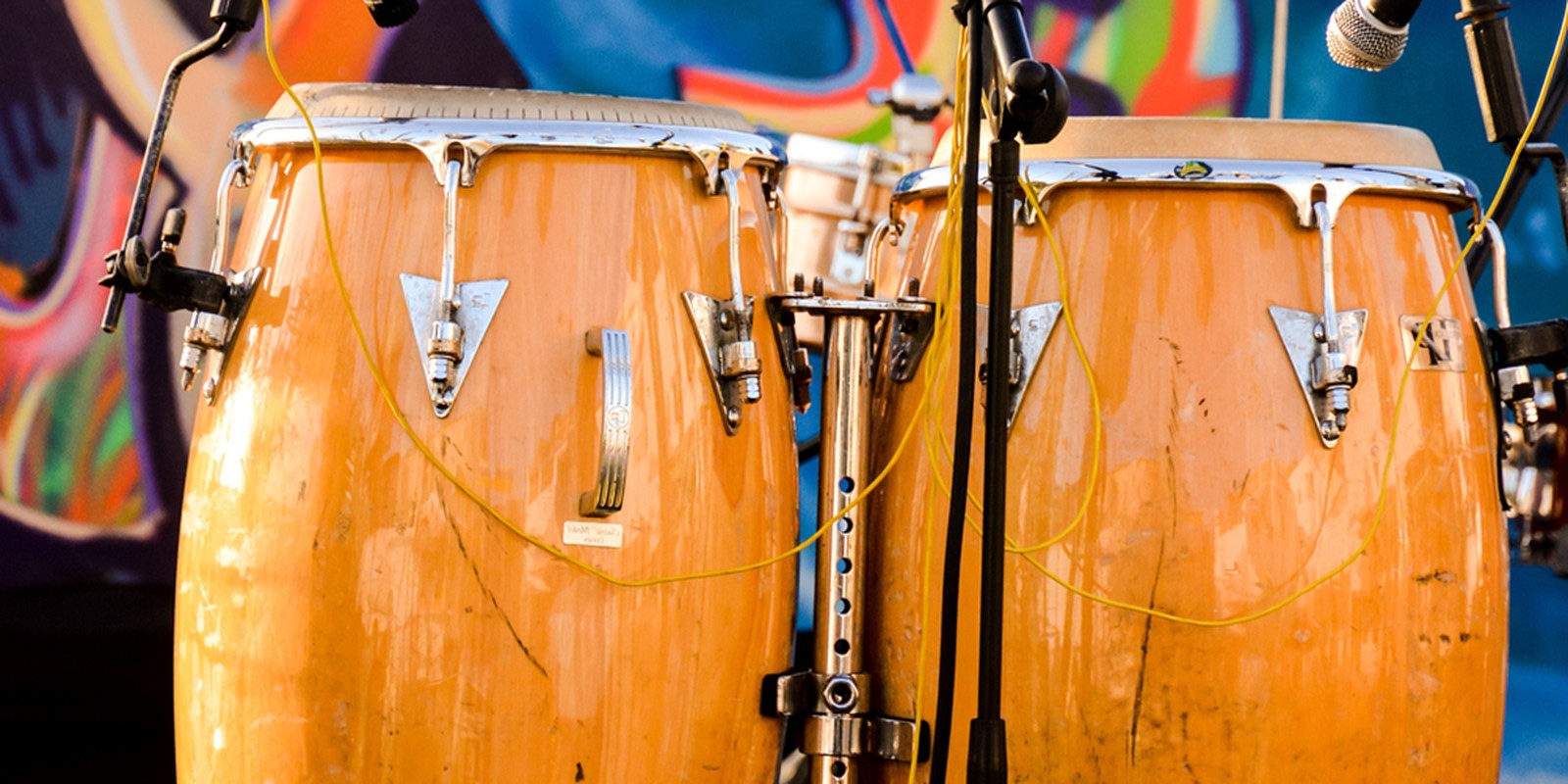 Zwei Congas auf einem Ständer
