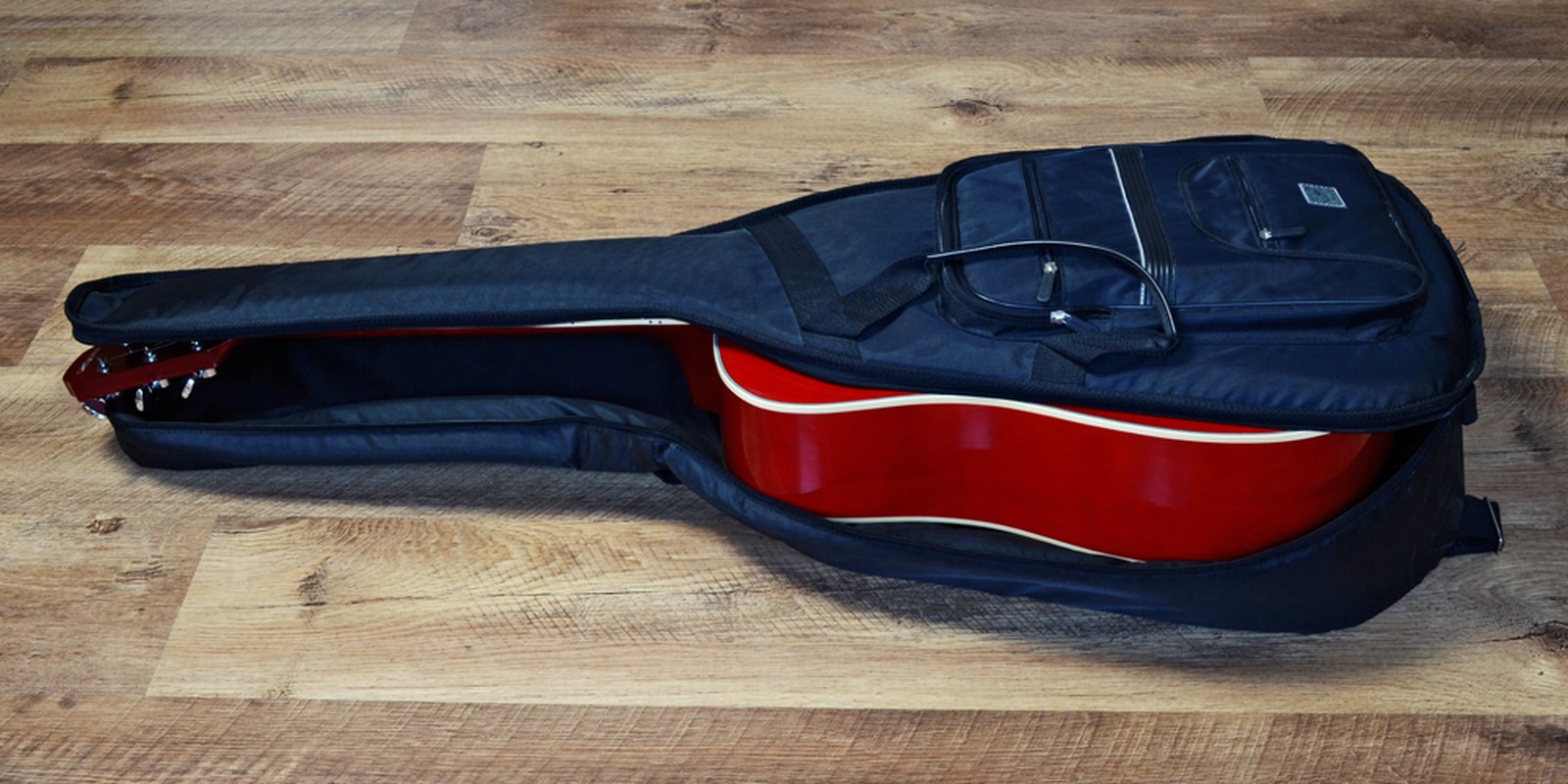 Westerngitarre mit Tasche