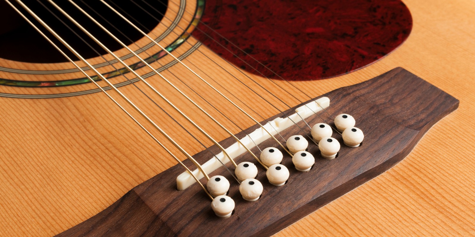 Saiten auf einer 12-saitigen Akustikgitarre