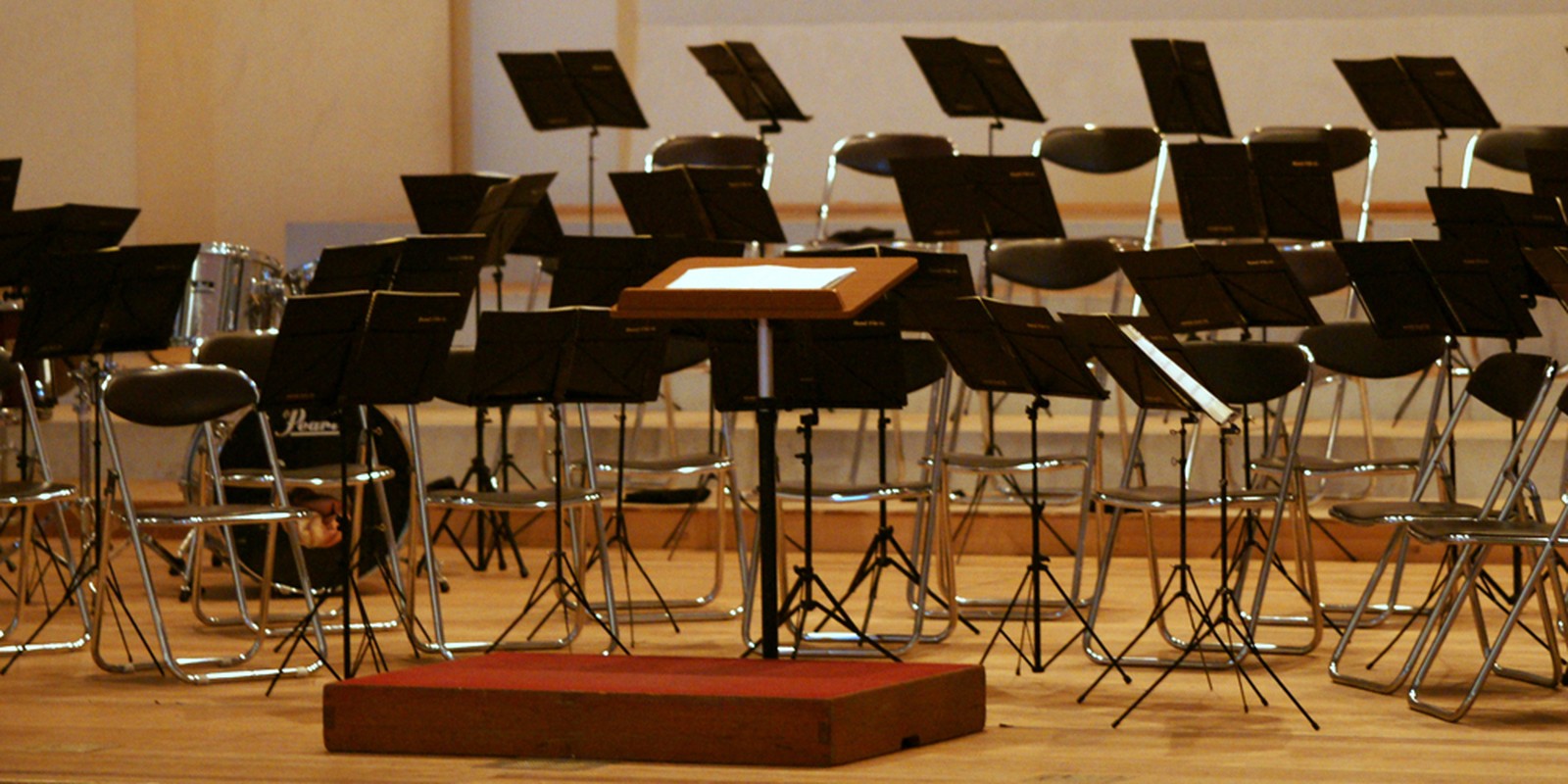 Notenpulte, Podest und Stühle auf Orchesterbühne