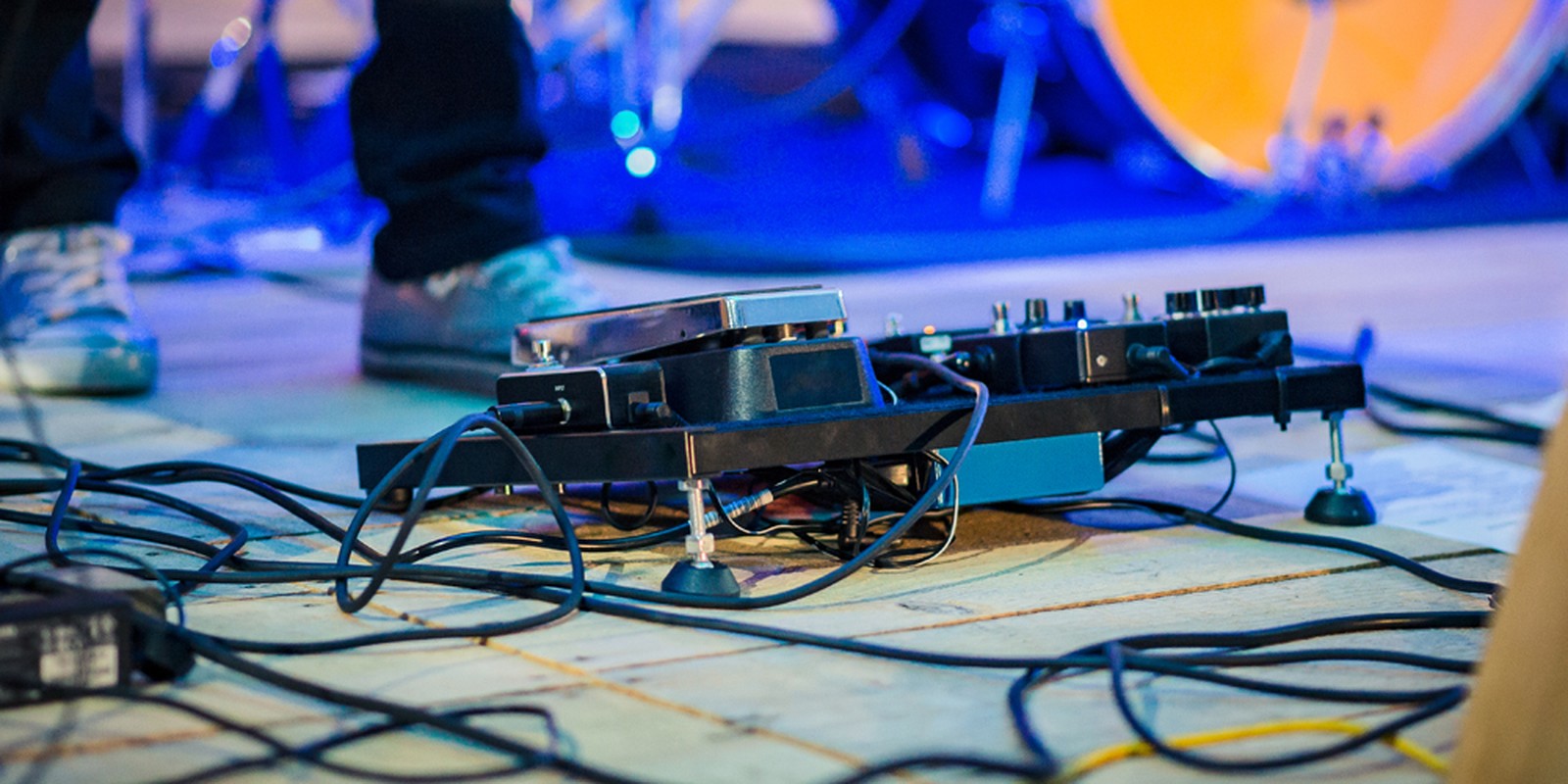 Pedalboard eines Gitarristen auf der Bühne