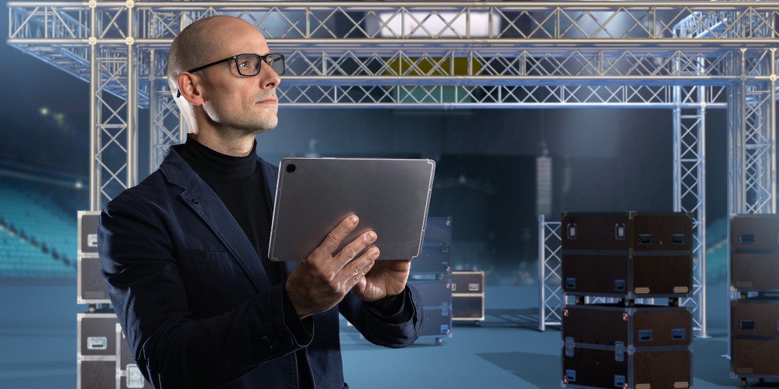 Techniker mit Tablet prüft eine Wireless-Verbindung