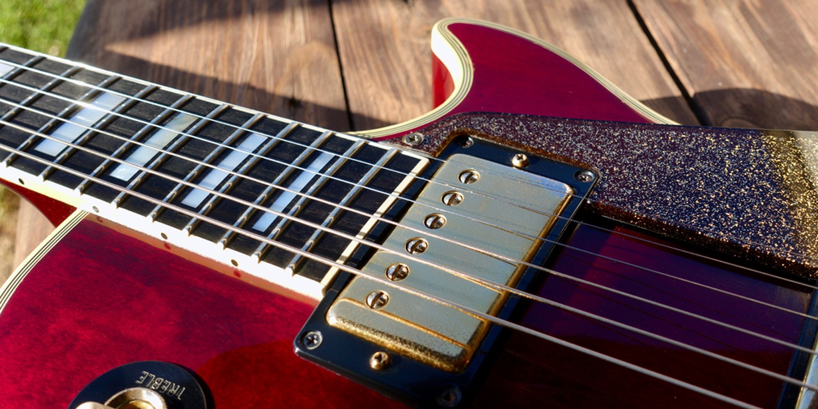 Saiten auf einer E-Gitarre