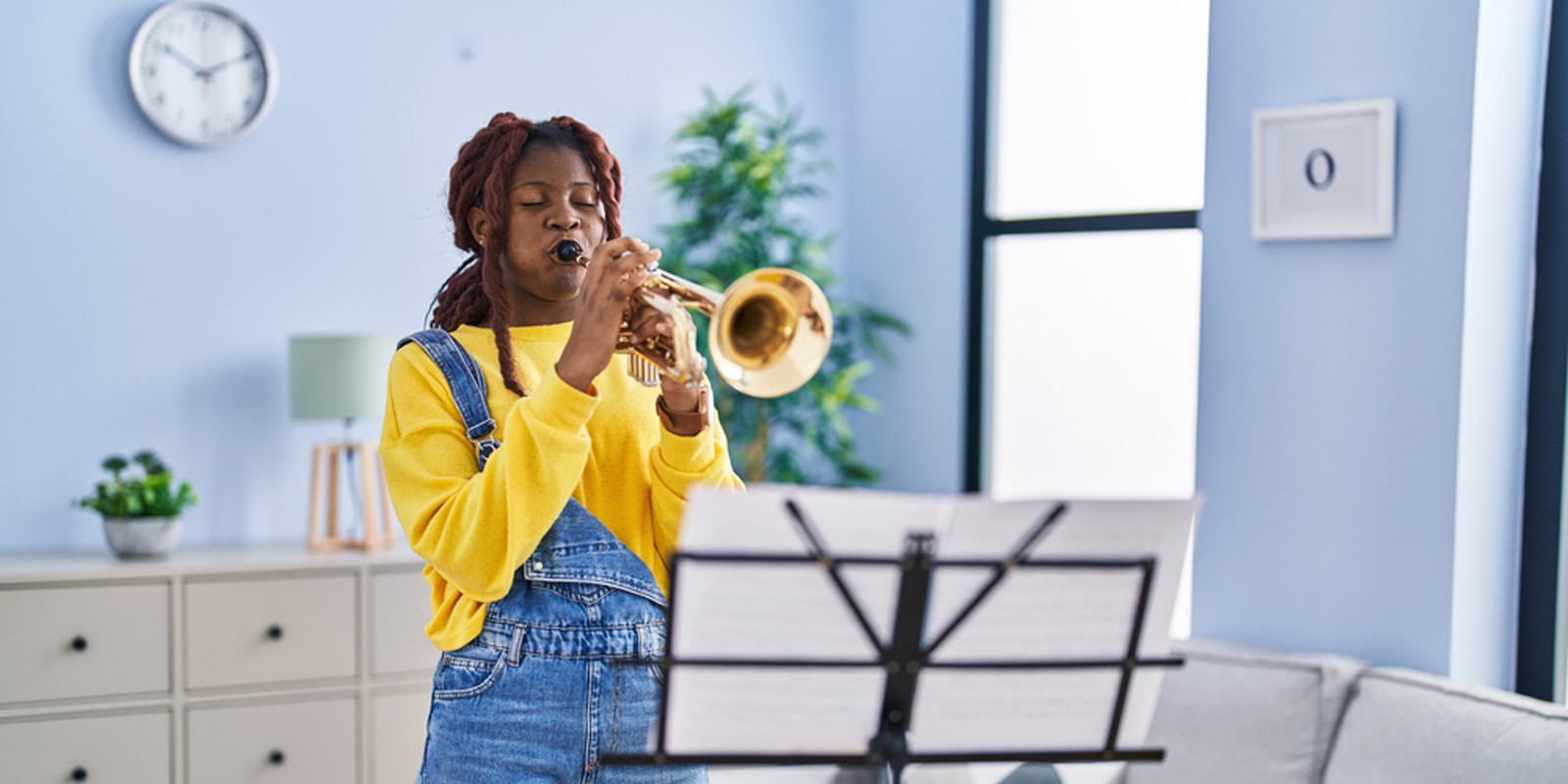 Trompeterin spielt Musik nach Noten