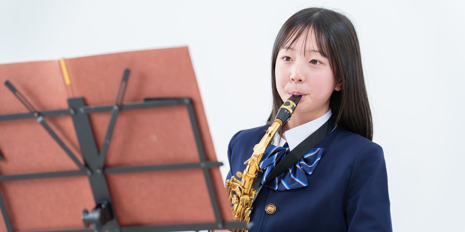 Saxophonistin mit Noten