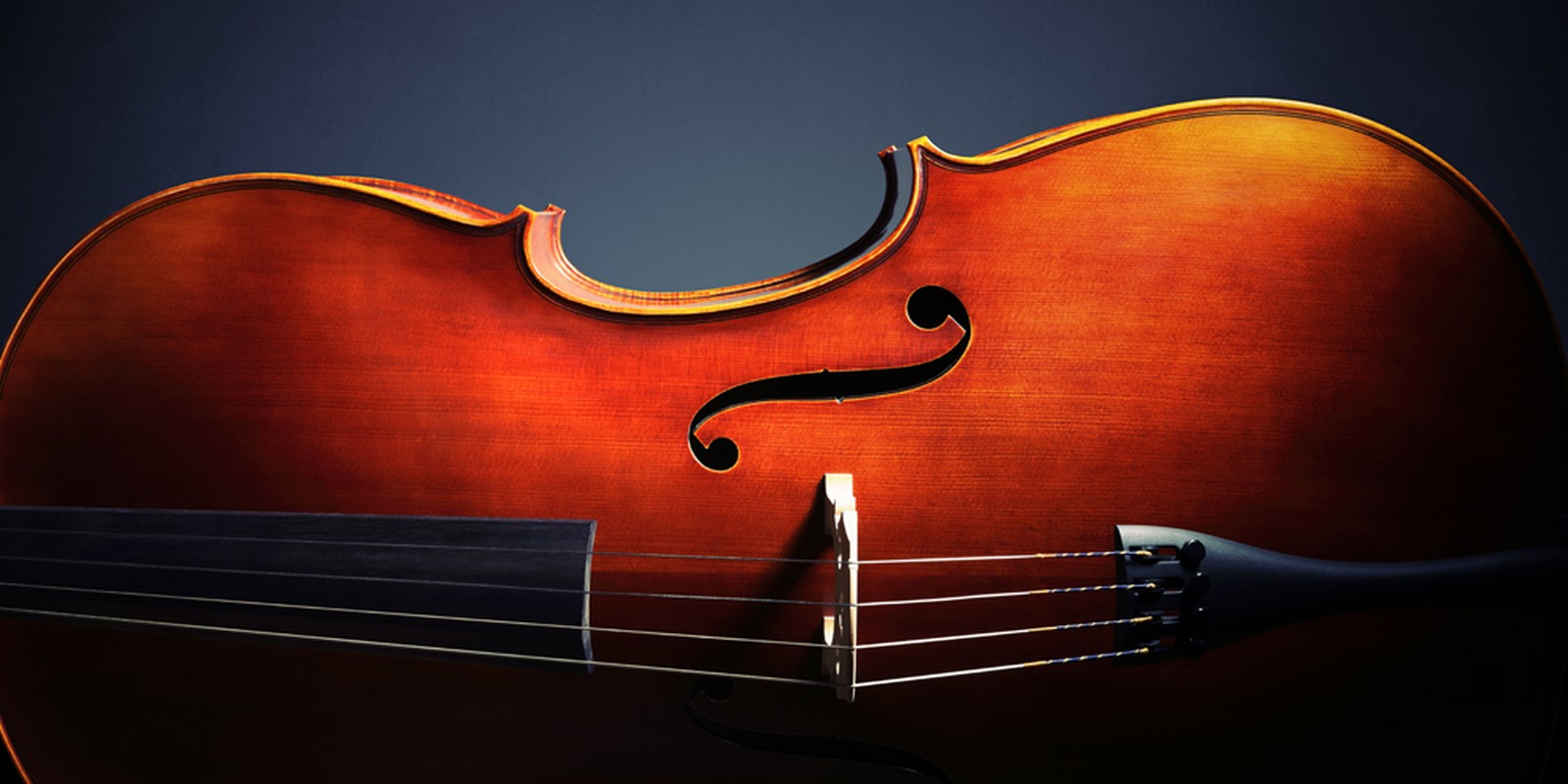 Cello im Halbdunkel
