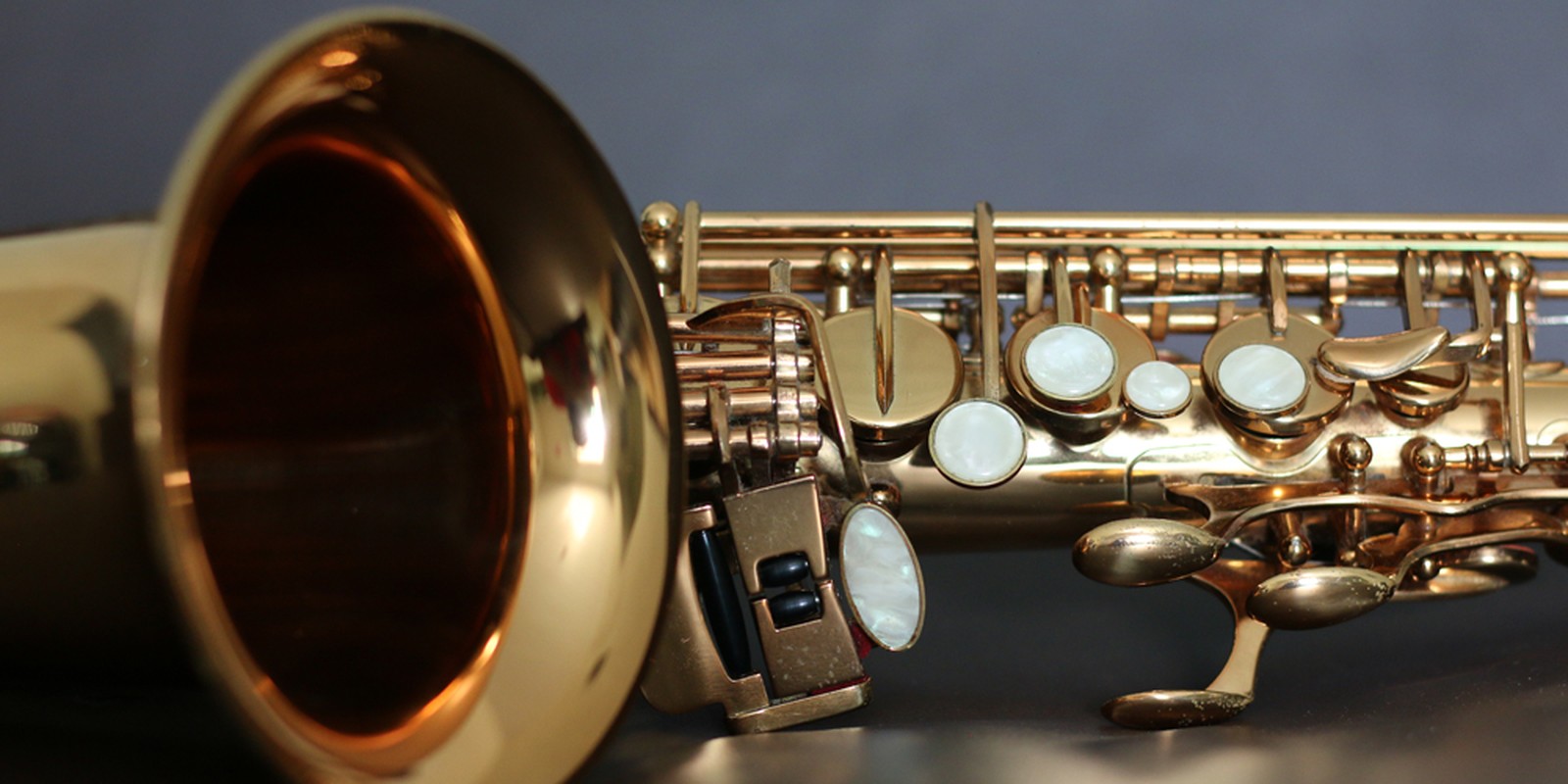 Liegendes Saxophon