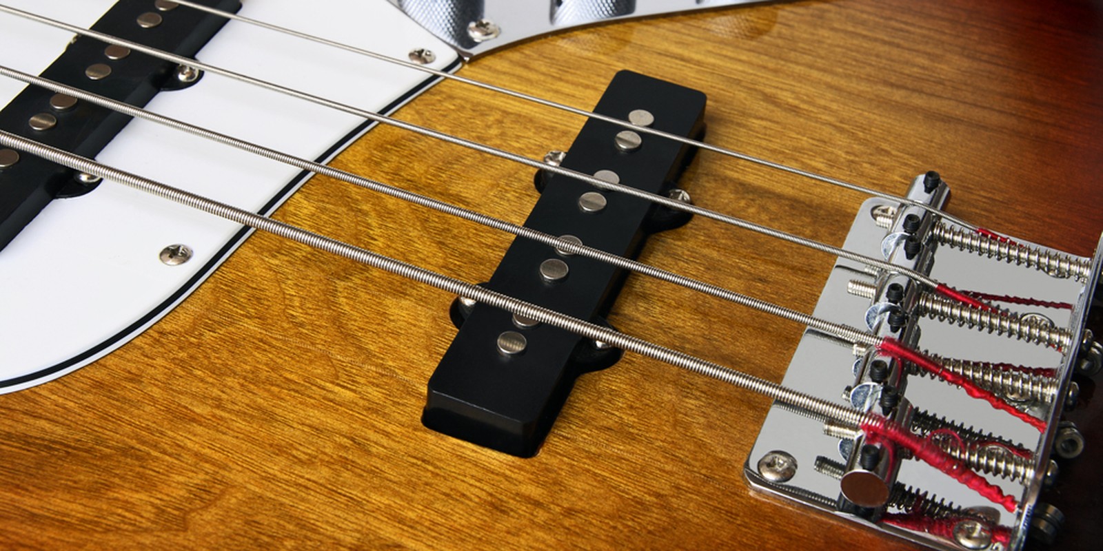 Pickup und Bridge eines J-Basses