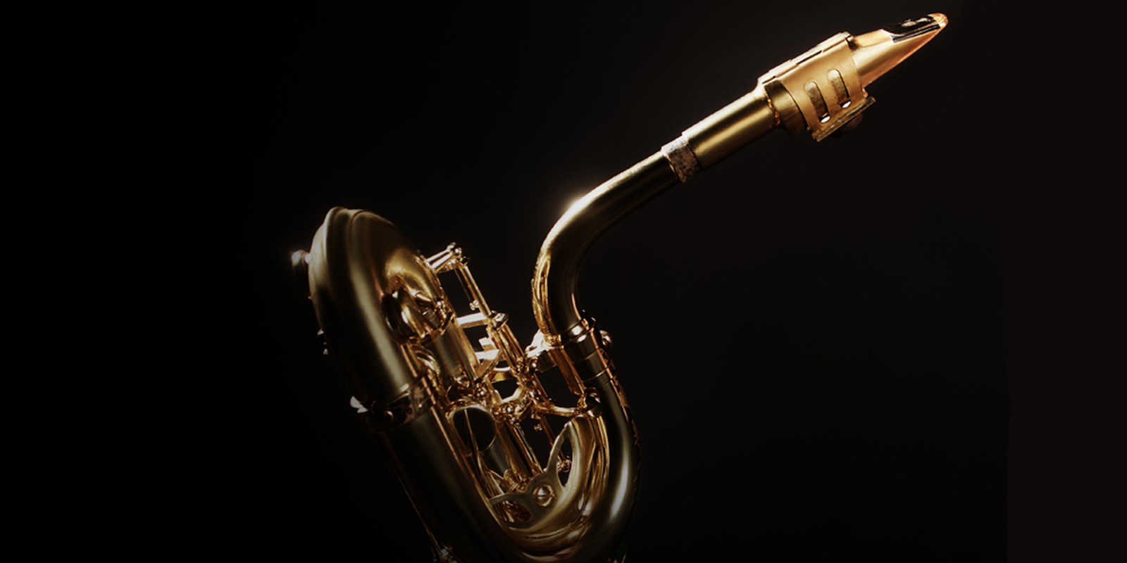 Baritonsaxophon vor dunklem Hintergrund