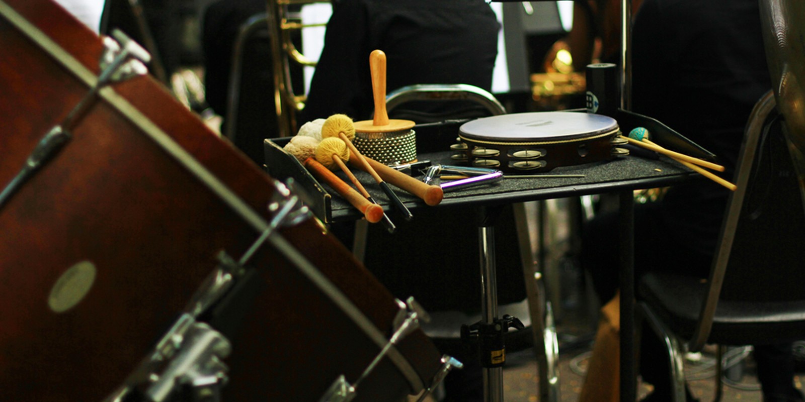 Tisch mit Percussioninstrumenten