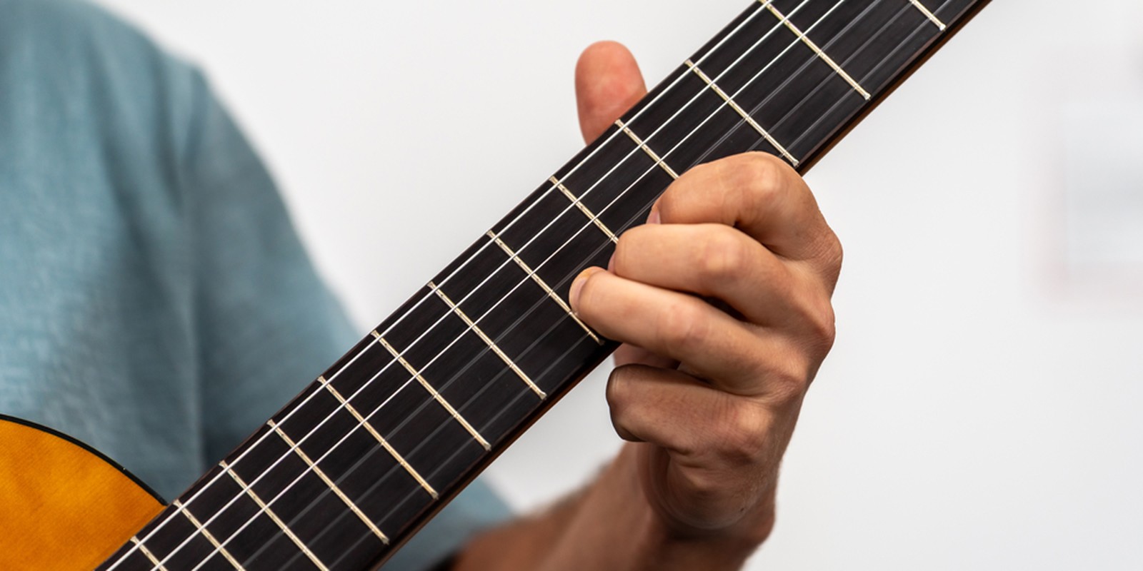 Saiten auf einer Akustikgitarre