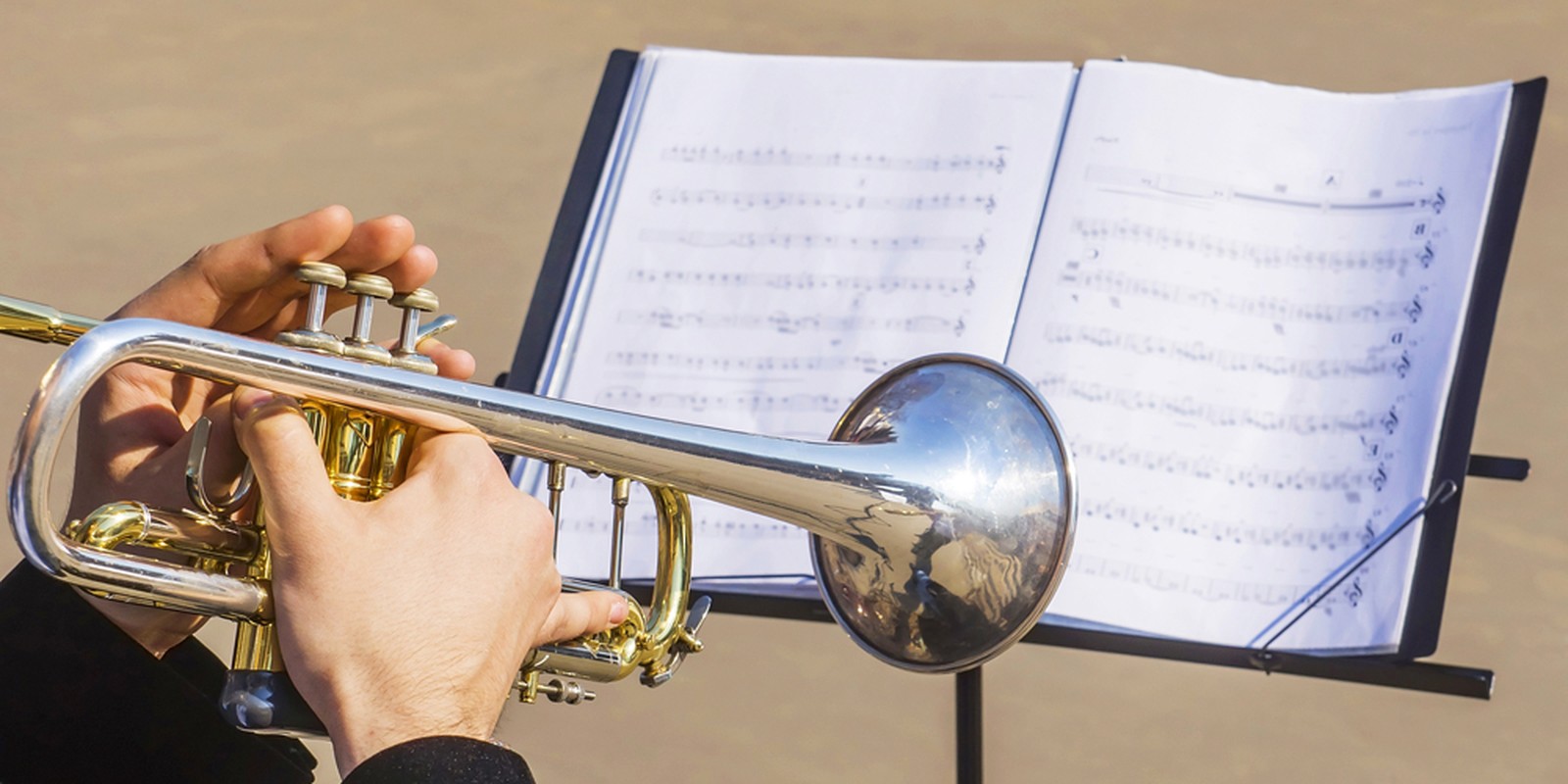 Trompeter spielt Musik nach Noten