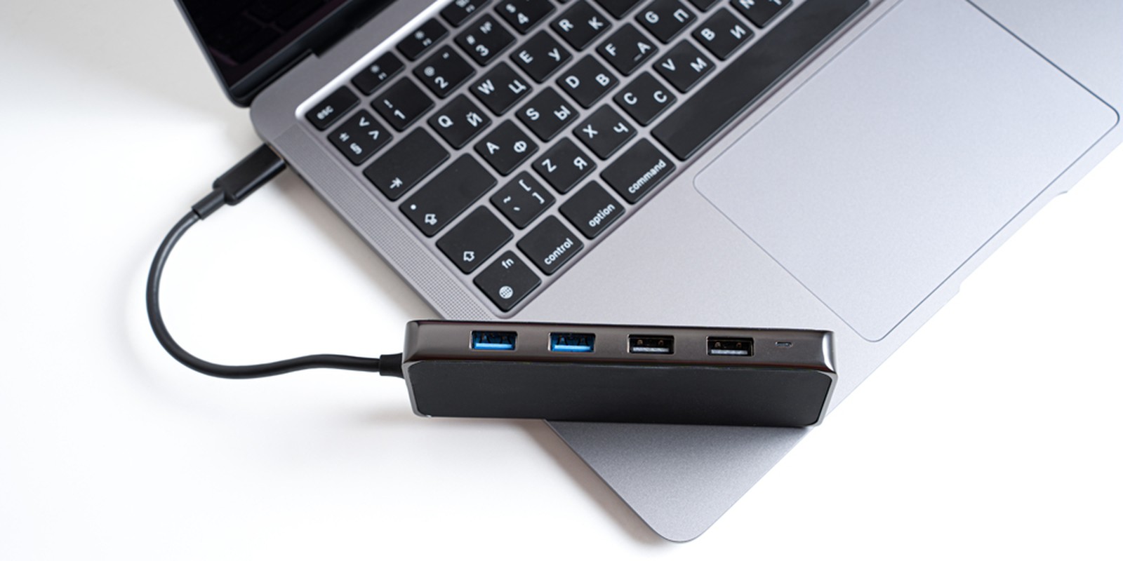 Adapter an einem Laptop