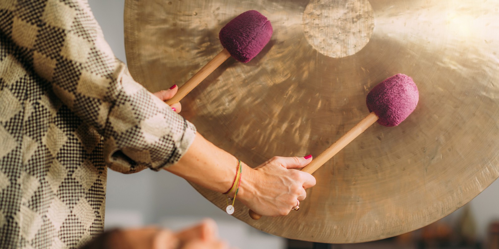 Musikerin spielt einen Wind Gong