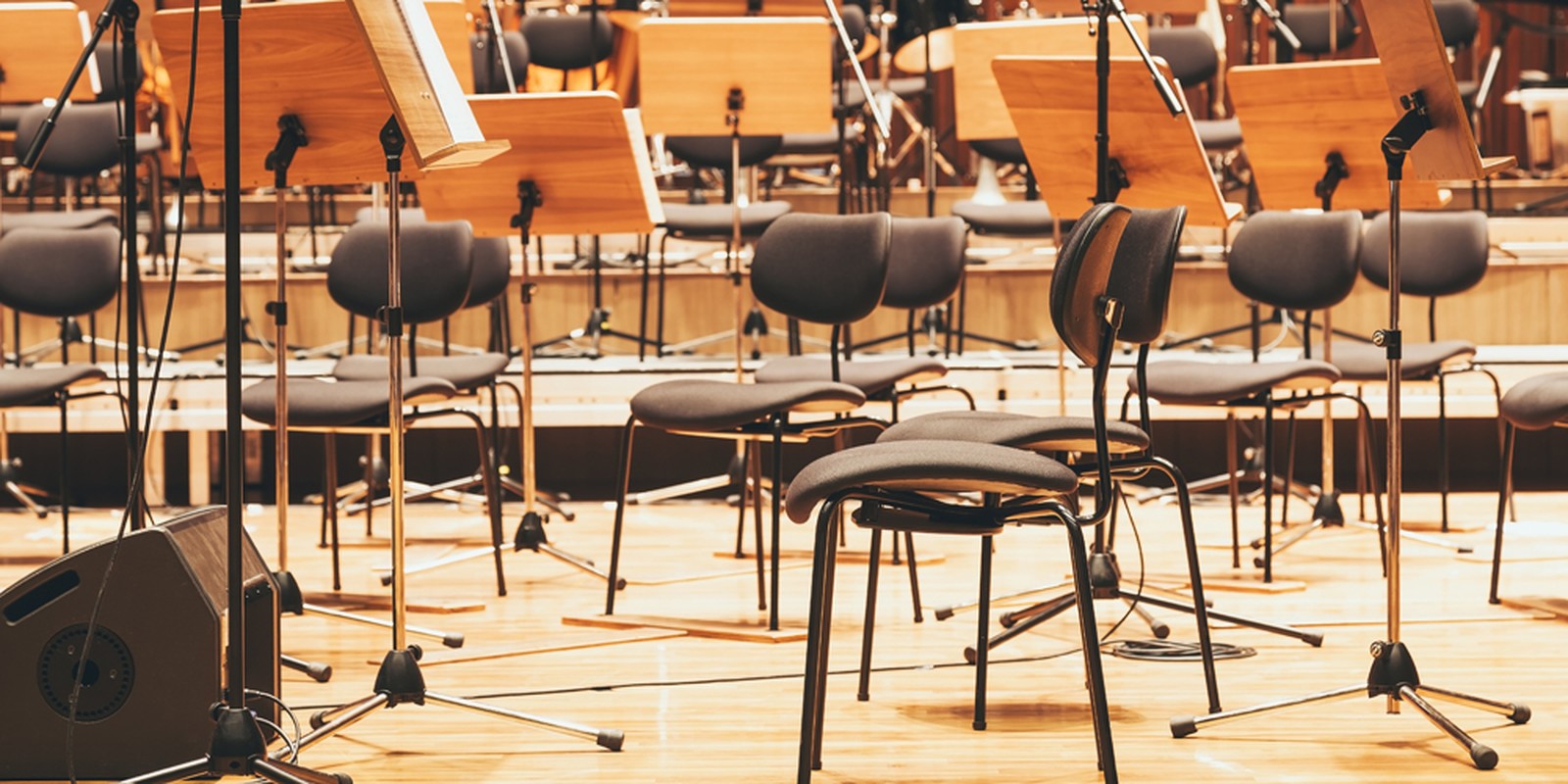 Notenpulte und Stühle auf Orchesterbühne