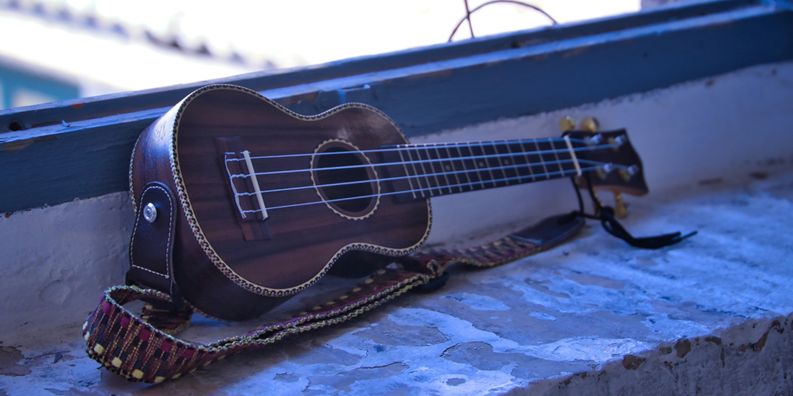 Ukulele mit Gurt