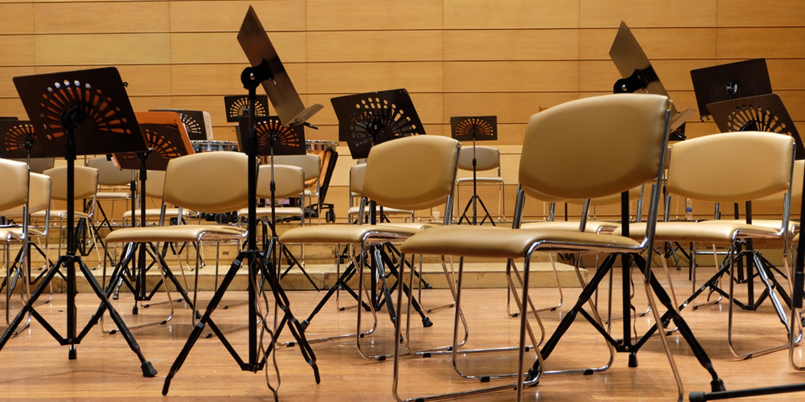 Stühle auf einer Orchesterbühne