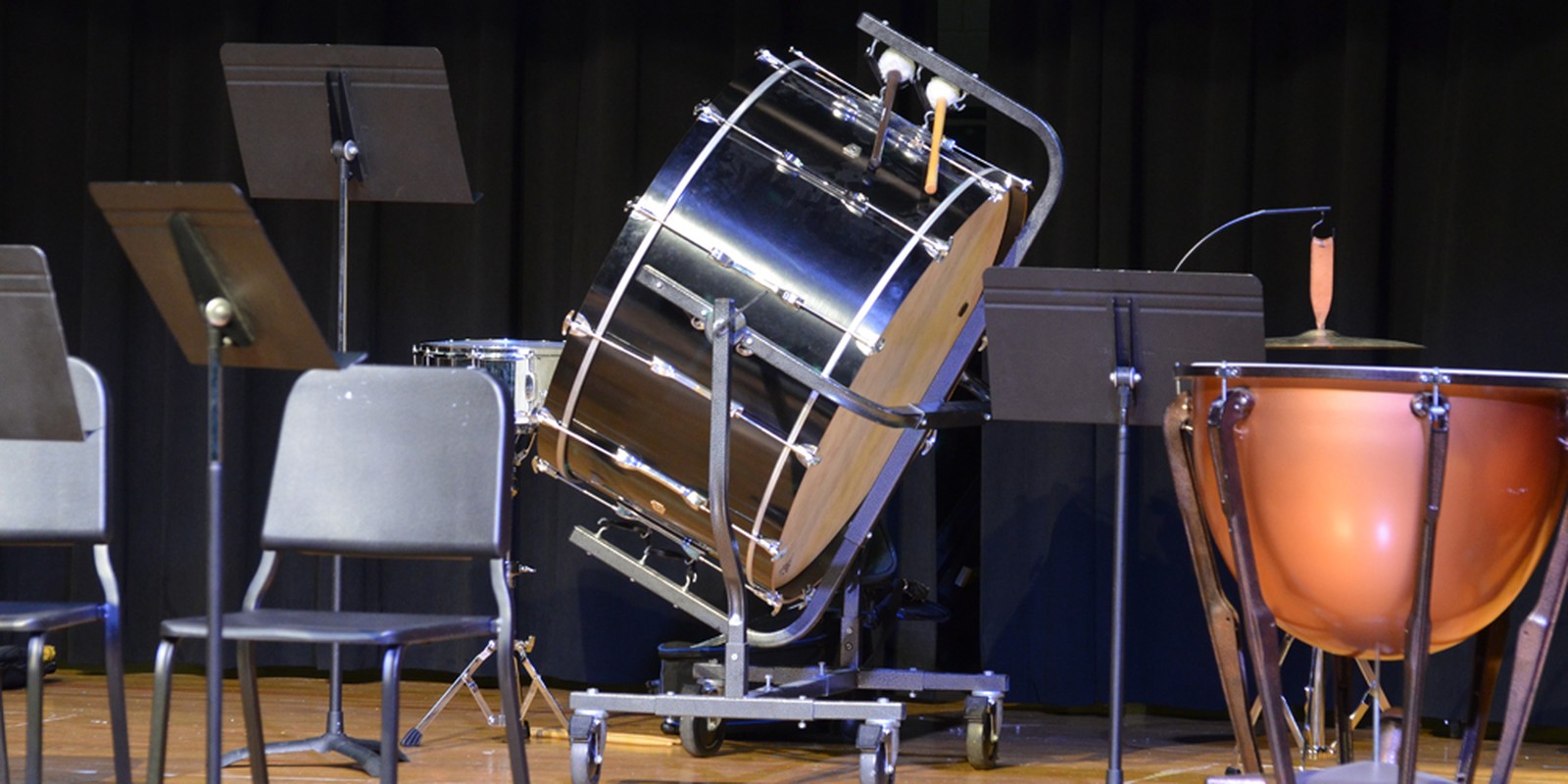Orchester-Bassdrum und Pauke auf der Bühne