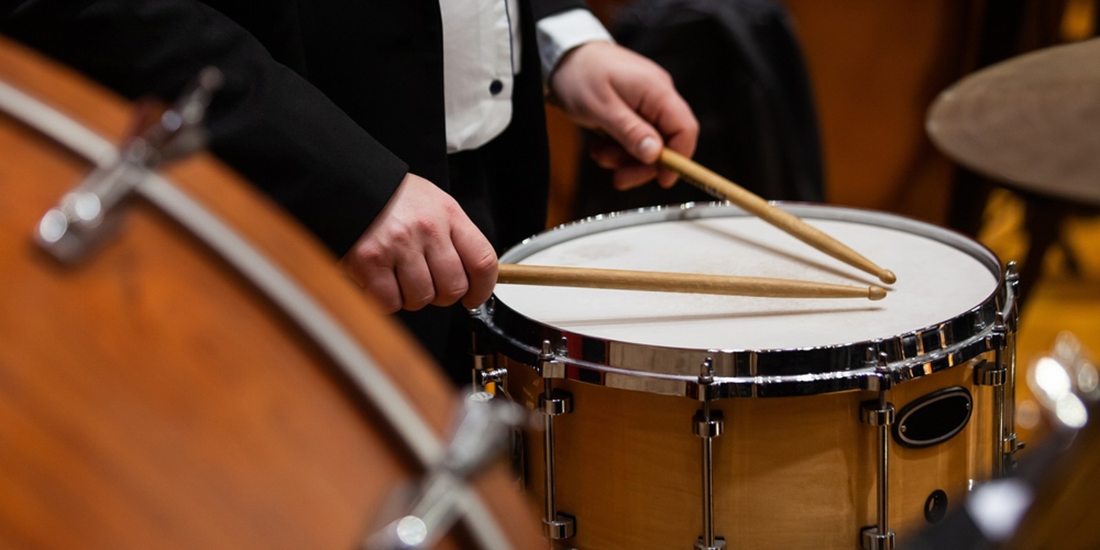 Kleine Trommel auf einer Orchesterbühne