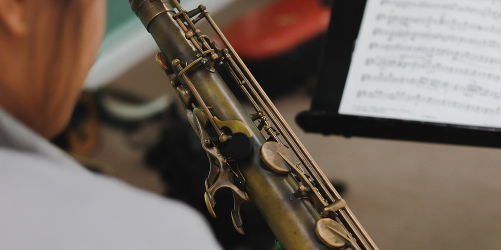 Tenorsaxophonist mit Noten
