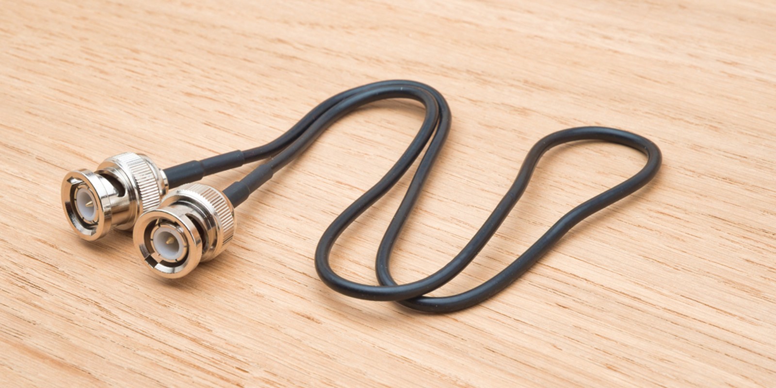 BNC-Kabel auf Tischplatte