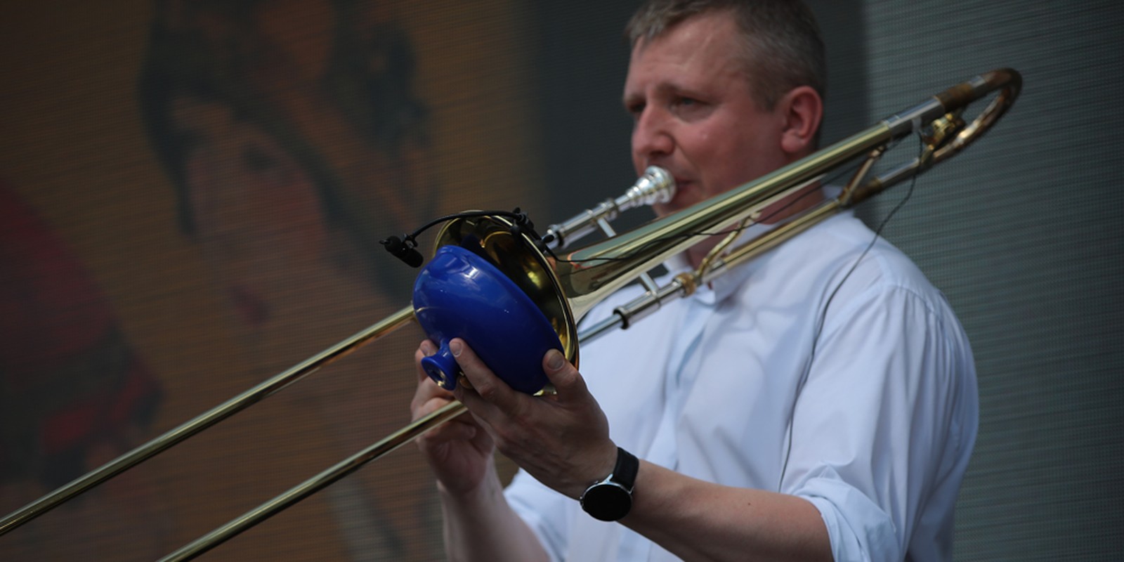 Mann spielt eine Bassposaune