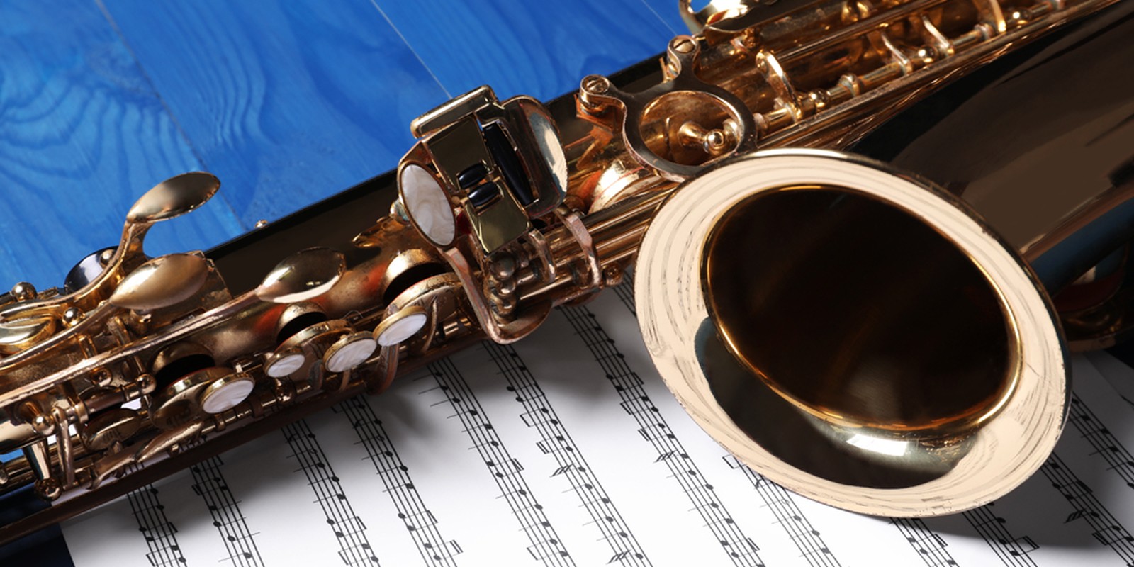 Altsaxophon mit Noten