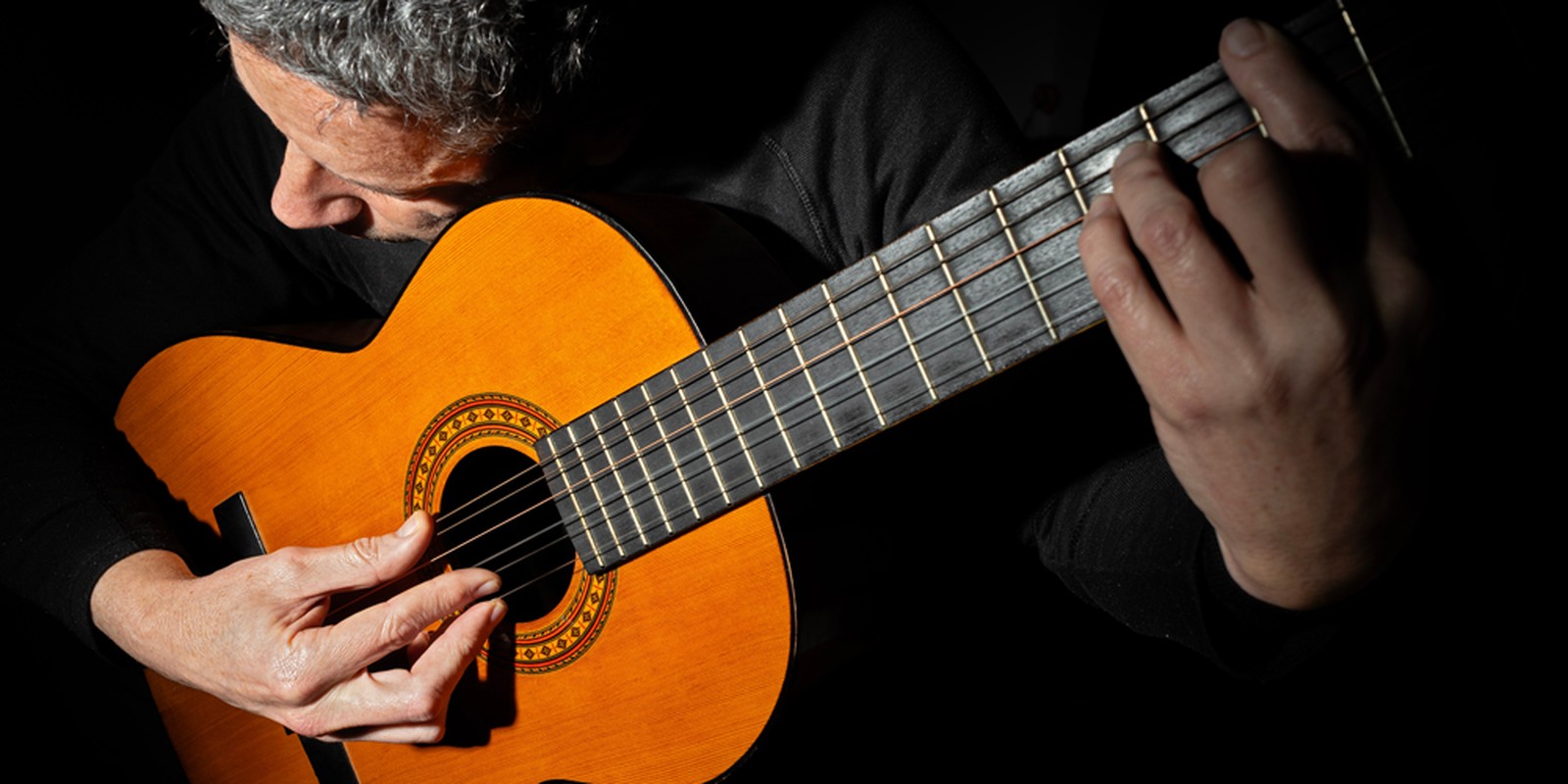 Saiten auf einer Akustikgitarre