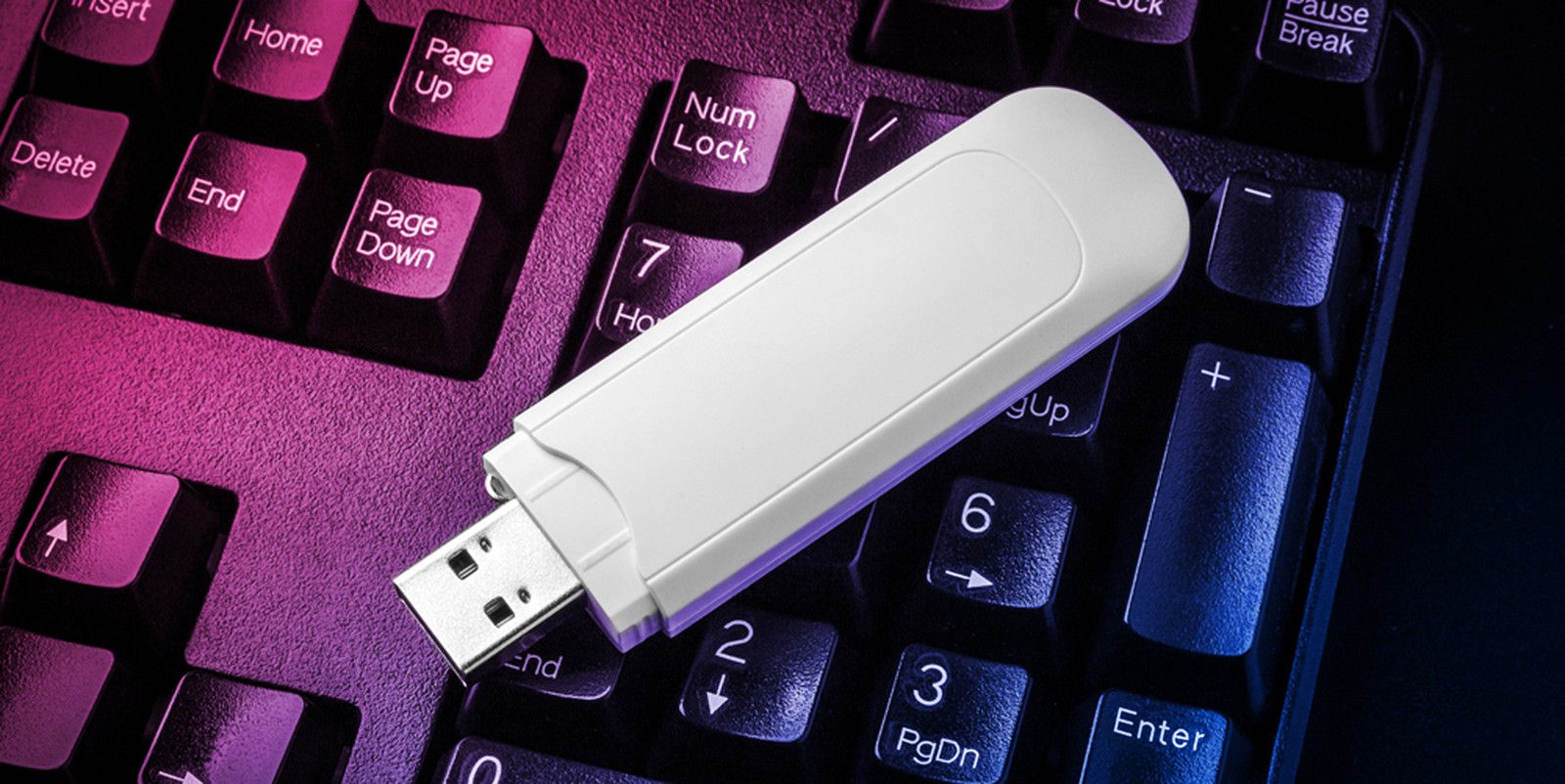 USB-Stick auf einer Computertastatur