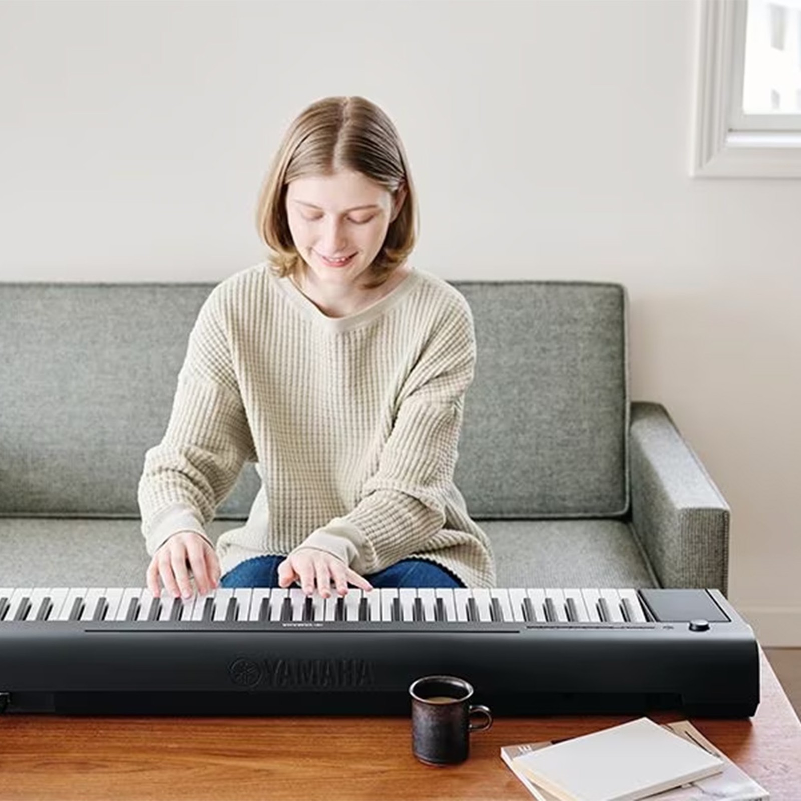 Yamaha NP-15 Piaggero Black - Woman playing piano