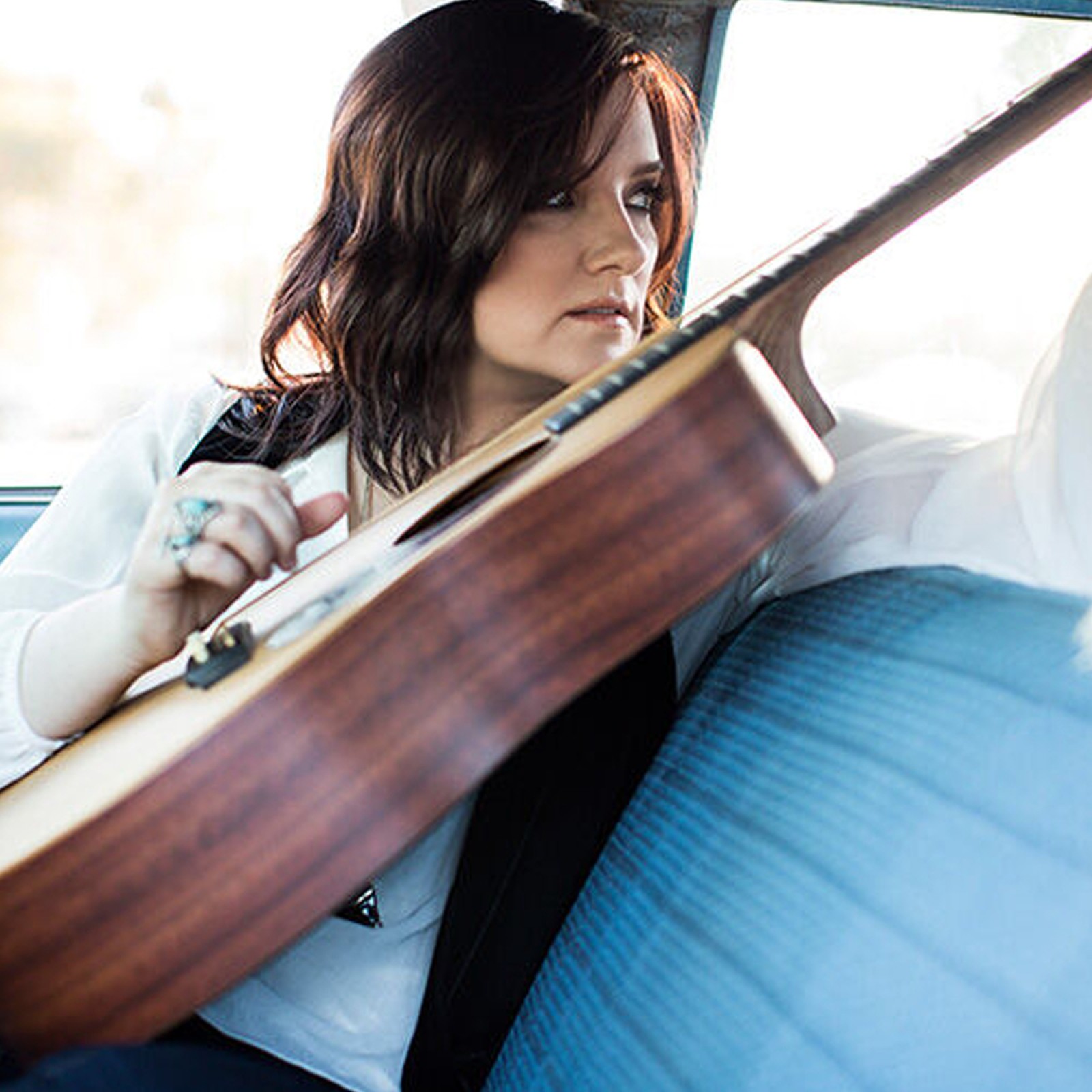 Martin Guitars OMJM John Mayer wird von einer Frau gespielt